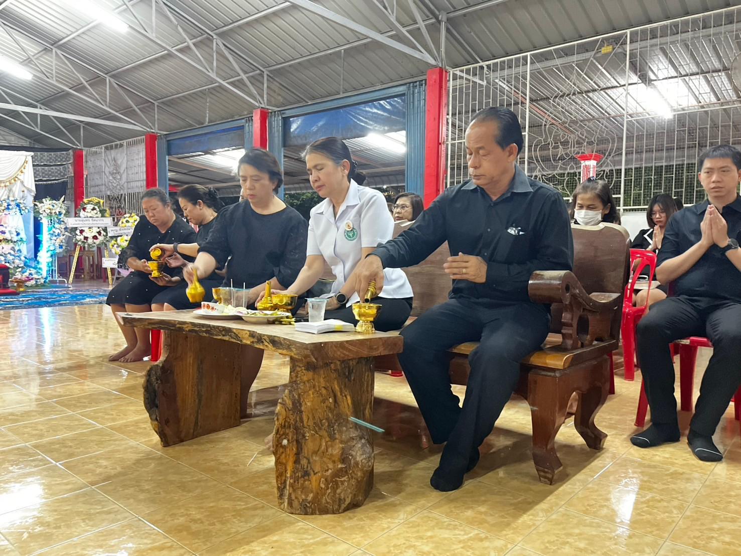 4. เจ้าภาพงานบำเพ็ญกุศล นายโภคิน ดวงจิต