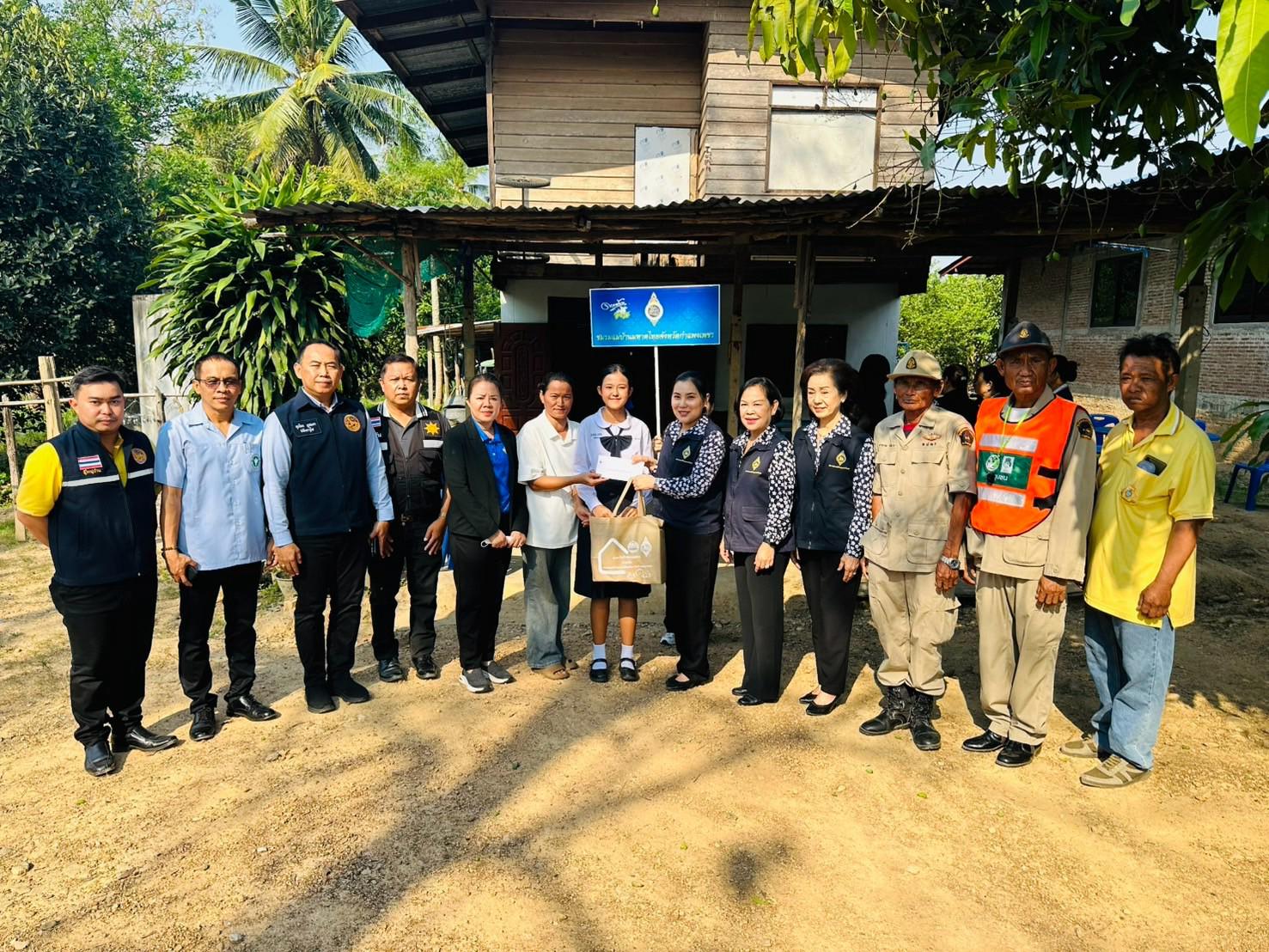 เยี่ยมบ้านนักเรียนรับทุน ร่วมจิตต์น้อมเกล้า