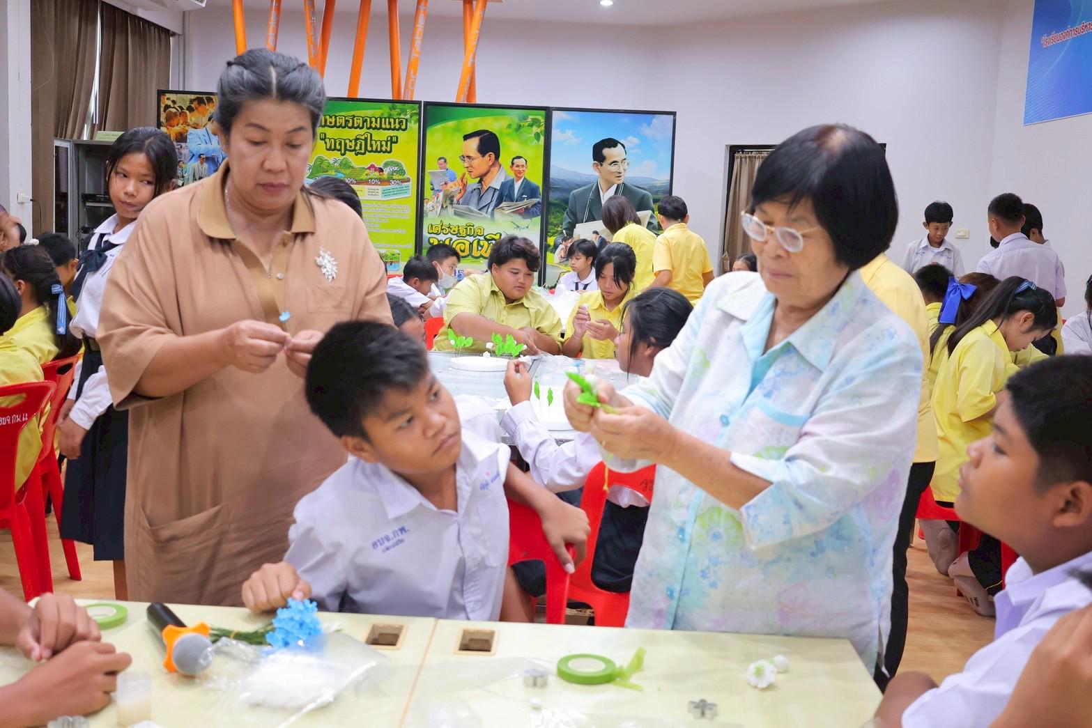 4. กิจกรรมส่งเสริมความเป็นเลิศด้านงานประดิษฐ์ กลุ่มสาระการเรียนรู้การงานอาชีพ