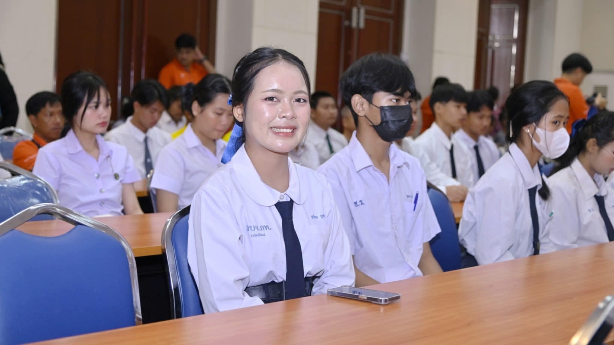 2. พิธีมอบทุนการศึกษาสำหรับนักเรียนนักศึกษา และการให้ความช่วยเหลือนักเรียนขององค์การบริหาร ส่วนจังหวัดกำแพงเพชรประจำปีงบประมาณ พ.ศ.2568