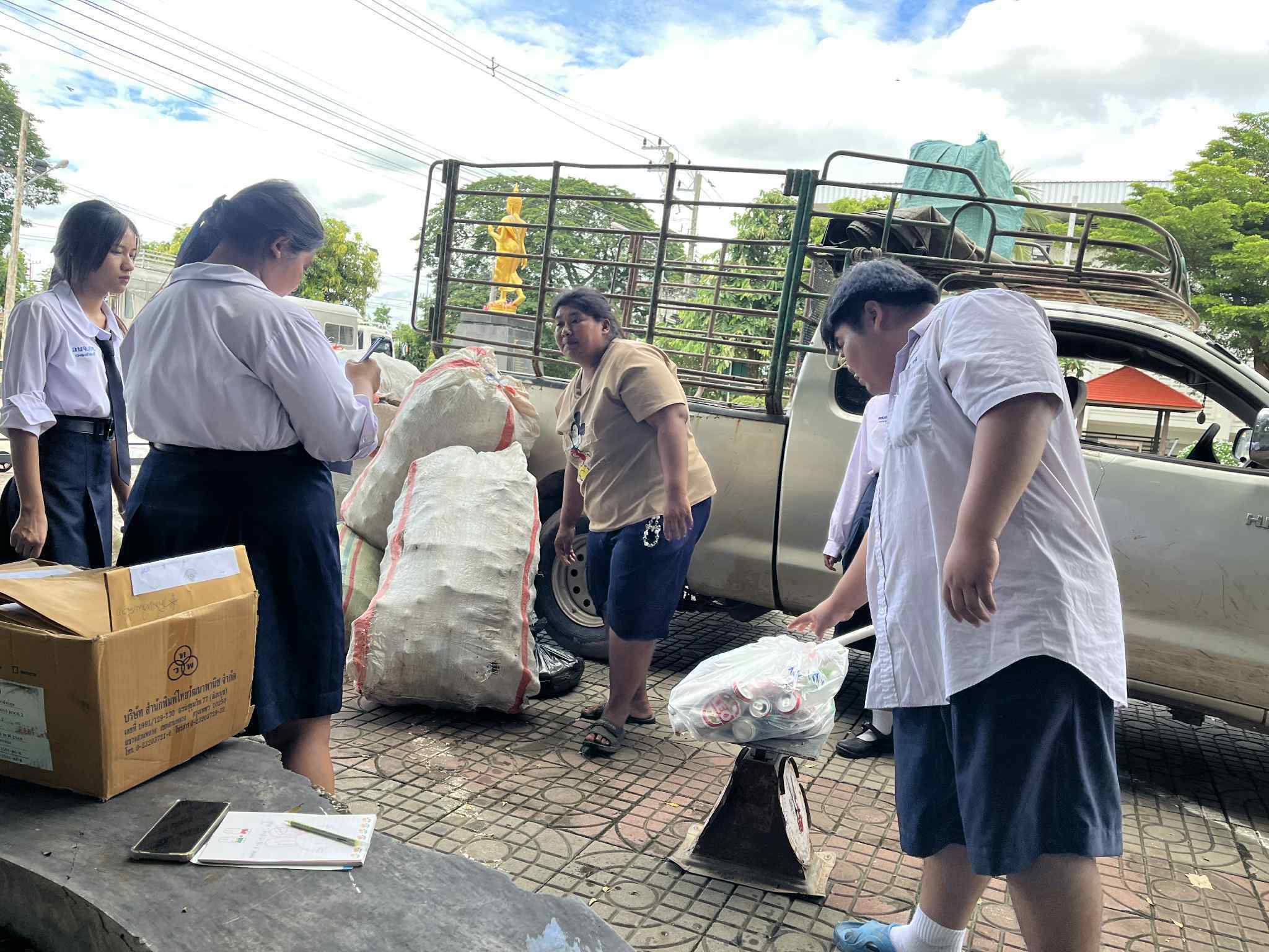 4. กิจกรรมธนาคารขยะในสถานศึกษา (School Recyclable Waste Bank)