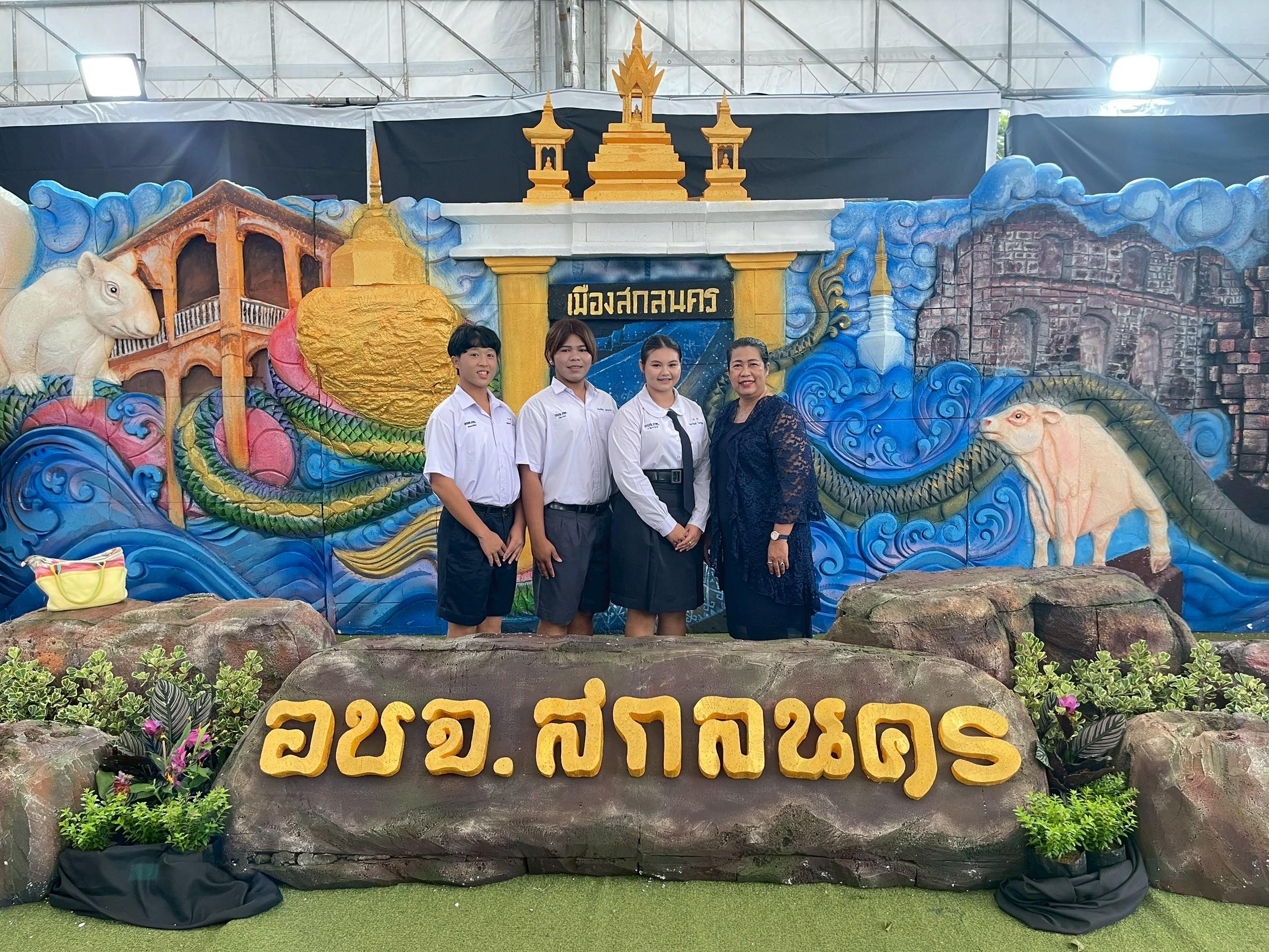 1. งานมหกรรมการจัดการศึกษาท้องถิ่นระดับประเทศ ครั้งที่ 14 โดยเทศบาลนครสกลนคร การแข่งขันประดิษฐ์ร้อยมาลัย