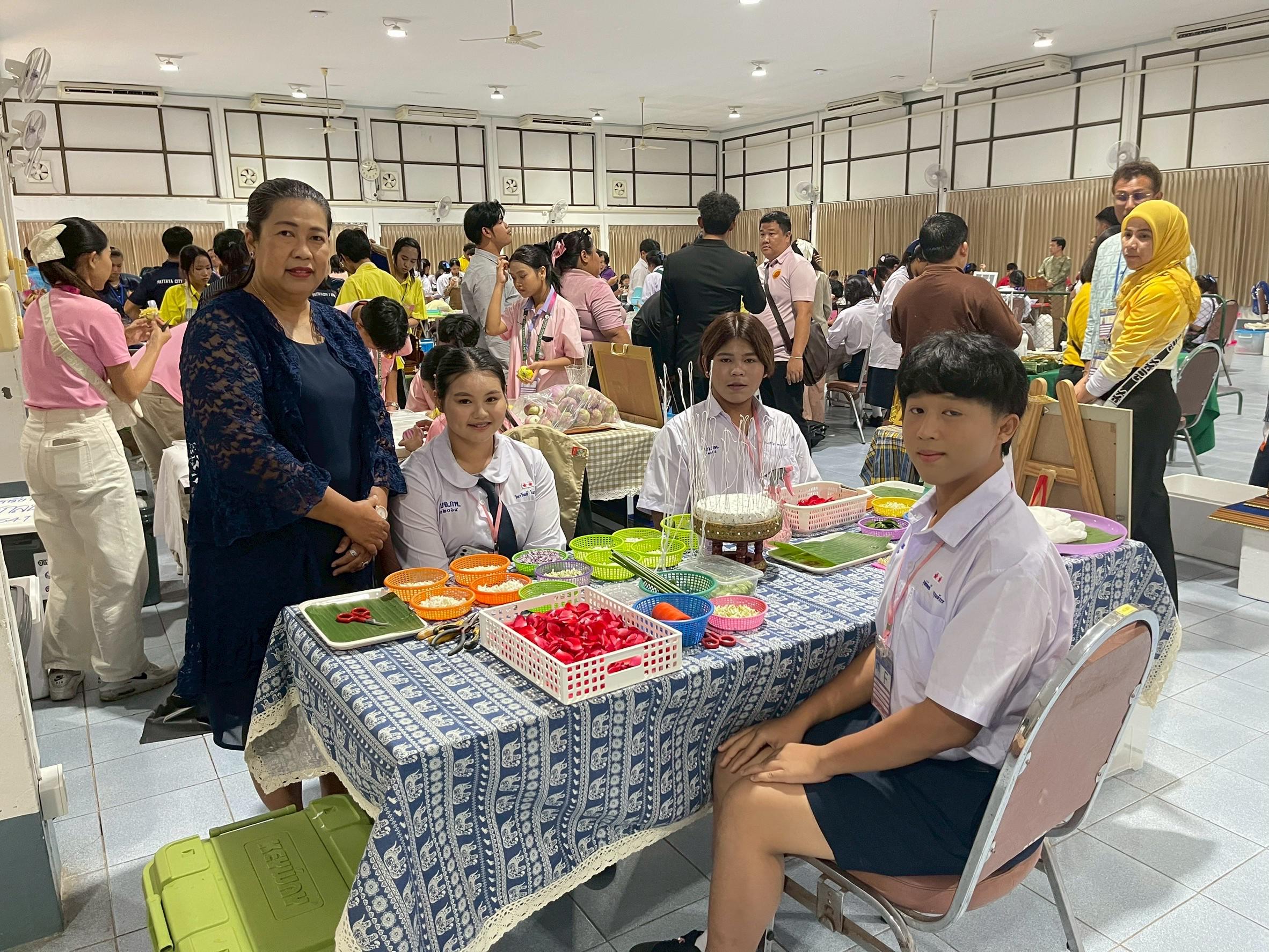 4. งานมหกรรมการจัดการศึกษาท้องถิ่นระดับประเทศ ครั้งที่ 14 โดยเทศบาลนครสกลนคร การแข่งขันประดิษฐ์ร้อยมาลัย