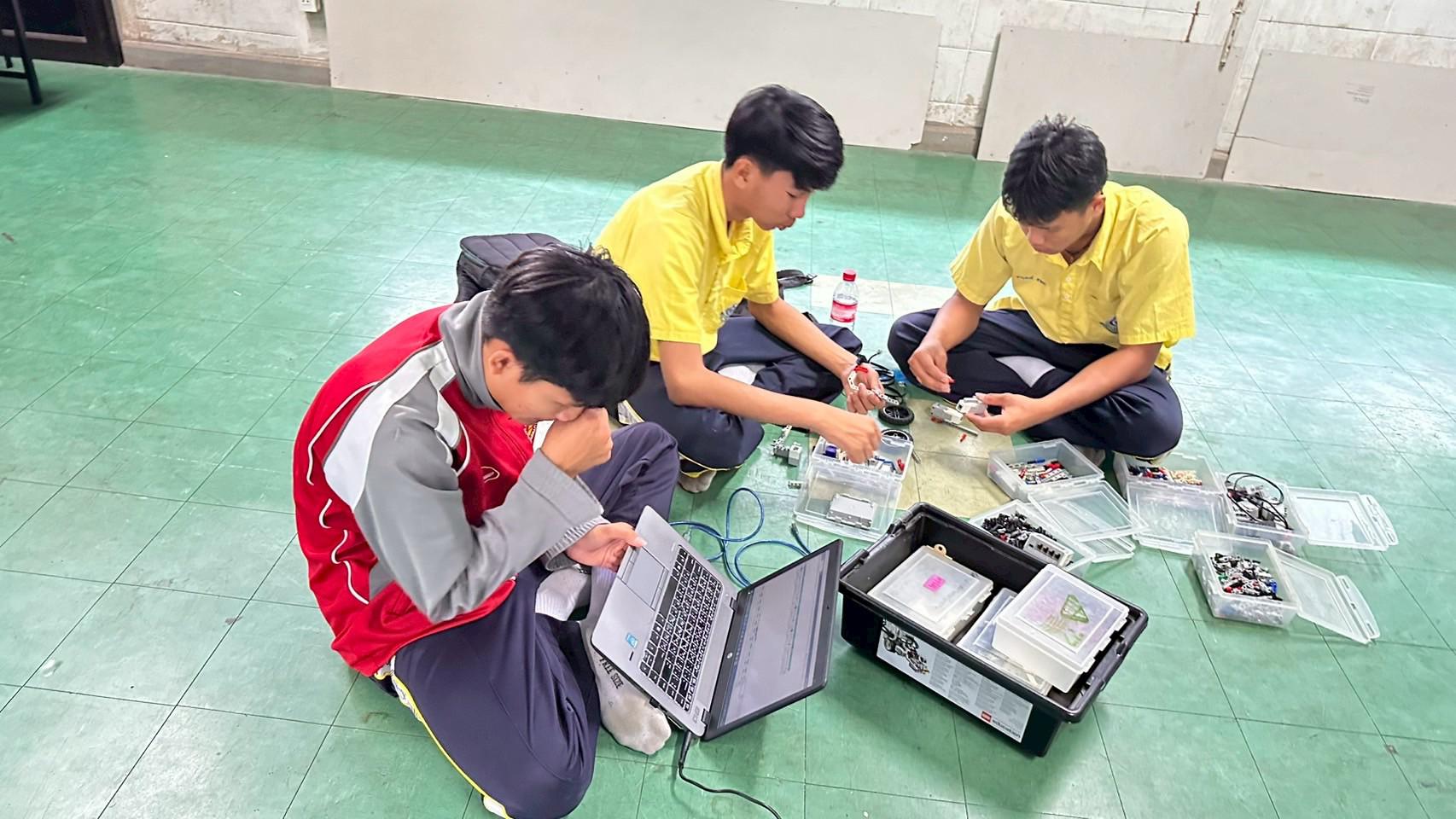 4. การแข่งขันศิลปหัตถกรรมนักเรียน ระดับเขตพื้นที่การศึกษา ครั้งที่ 73 ปีการศึกษา 2568 การแข่งขันหุ่นยนต์
