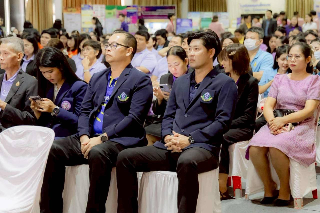 3. รับรางวัลครูที่เป็นแบบอย่างที่ดี ด้านนวัตกรรม