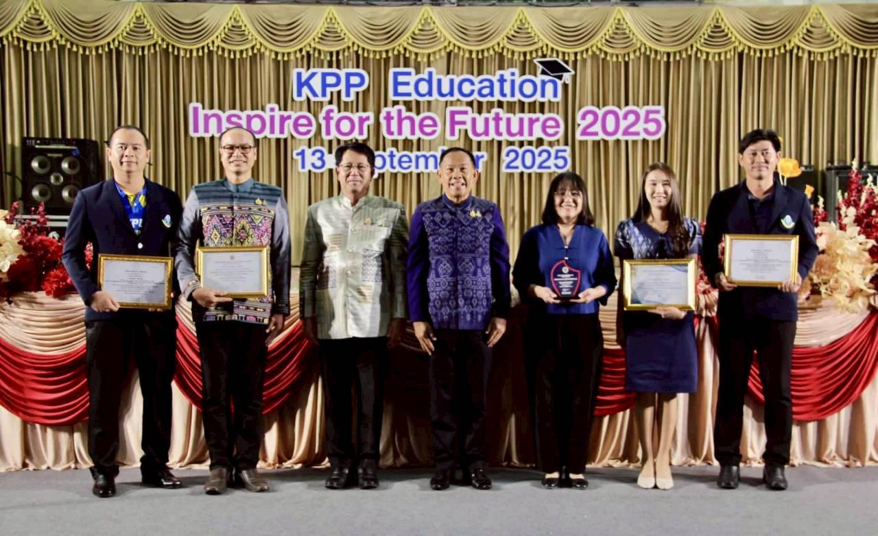 4. รับรางวัลครูที่เป็นแบบอย่างที่ดี ด้านนวัตกรรม