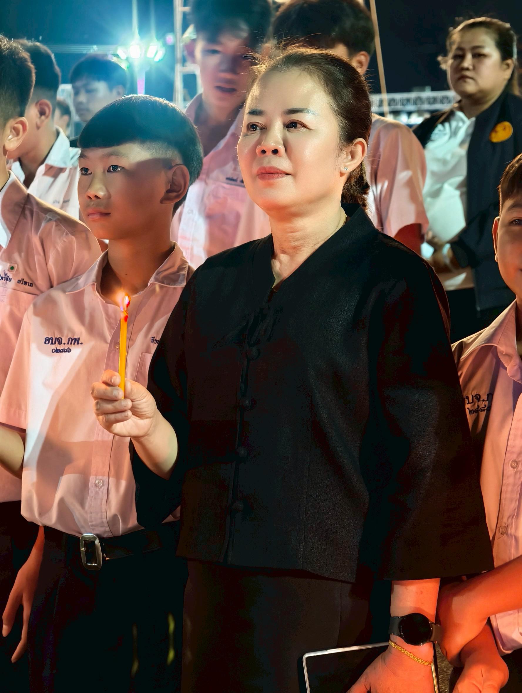 3. พิธีจุดเทียนเพื่อถวายความอาลัย สมเด็จพระนางเจ้าสิริกิติ์ พระบรมราชินีนาถ พระบรมราชชนนีพันปีหลวง