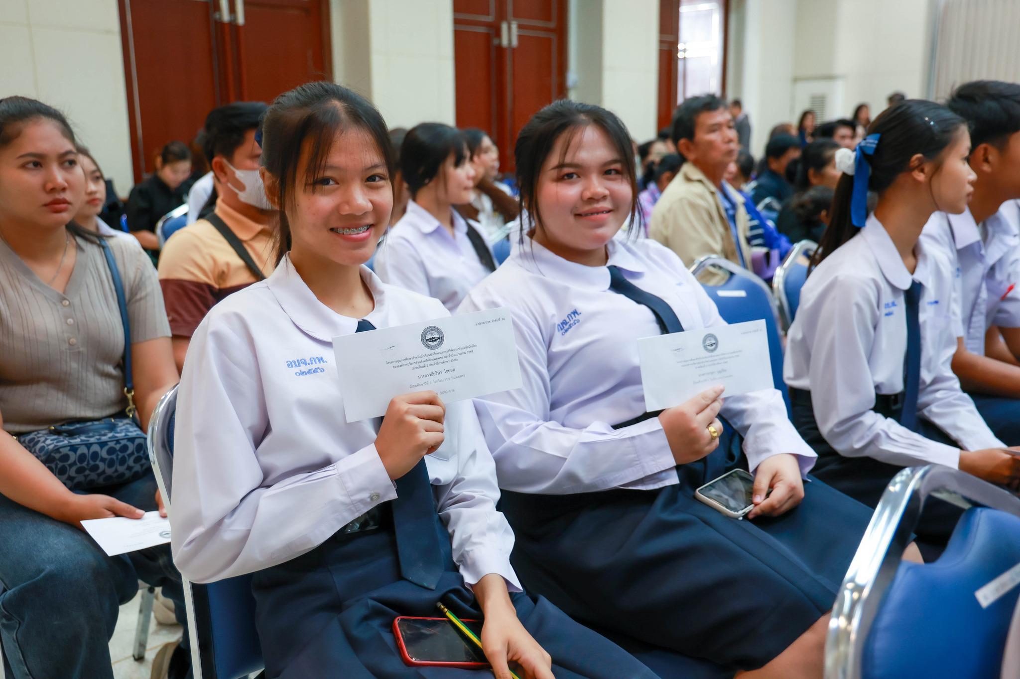 3. รับมอบทุนการศึกษา อบจ.กำแพงเพชร ประจำปีการศึกษา 2569