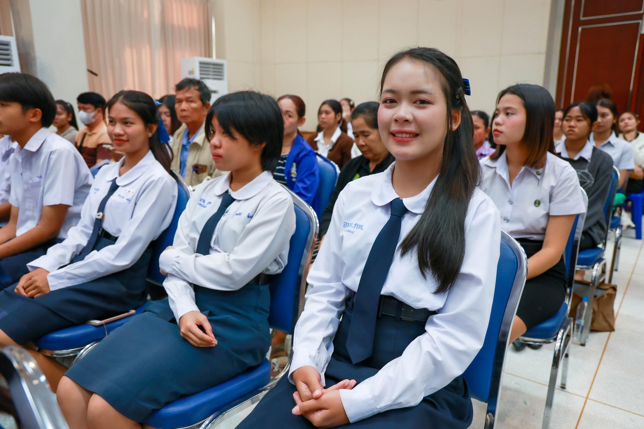 3. รับมอบทุนการศึกษา อบจ.กำแพงเพชร ประจำปีการศึกษา 2569