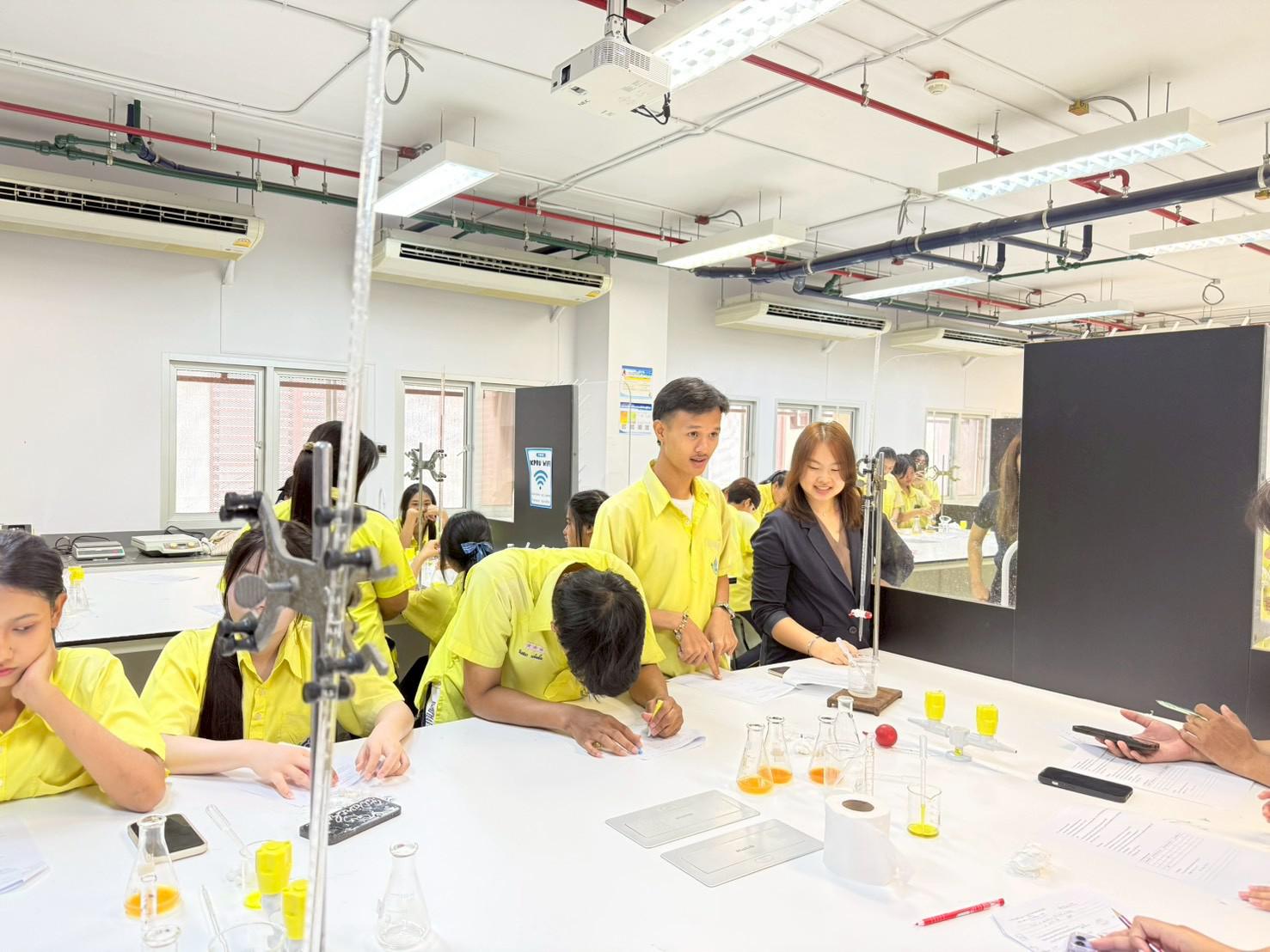 2. กิจกรรมการทดลองทางเคมี เพื่อเสริมทักษะการใช้อุปกรณ์ทางวิทยาศาสตร์