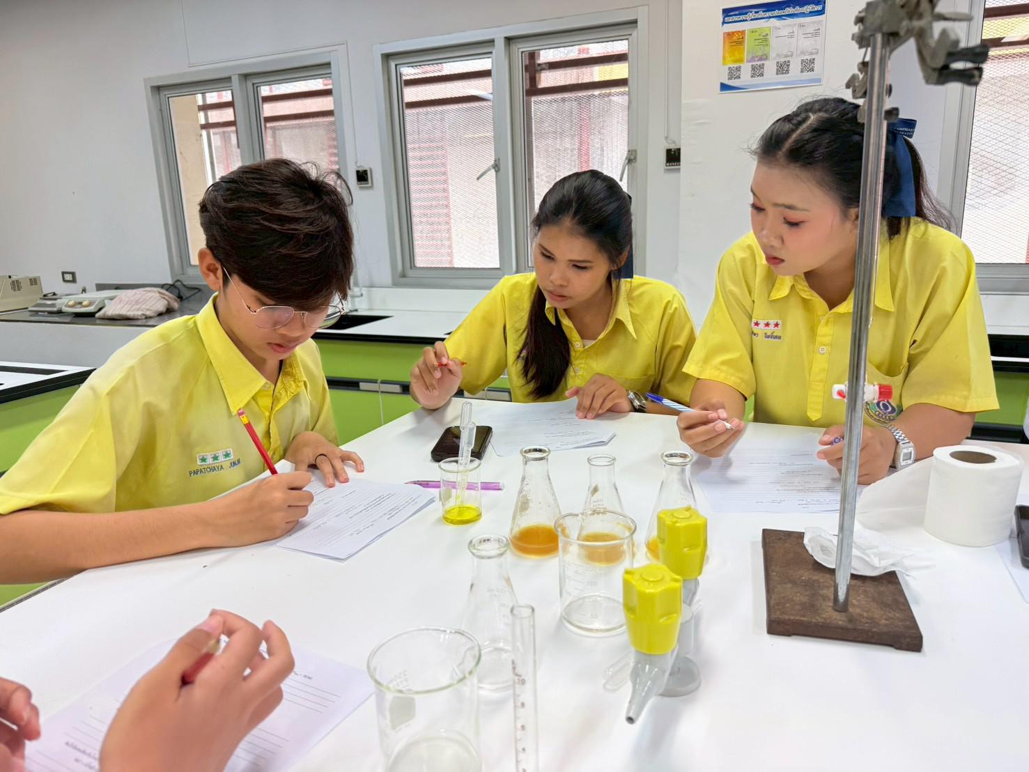 4. กิจกรรมการทดลองทางเคมี เพื่อเสริมทักษะการใช้อุปกรณ์ทางวิทยาศาสตร์