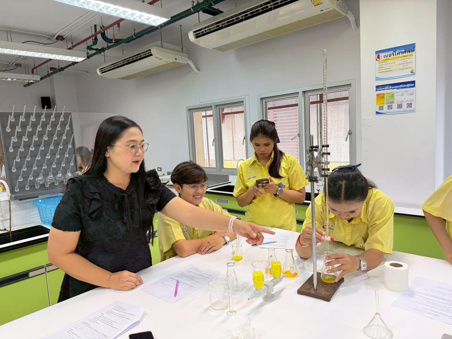 2. กิจกรรมการทดลองทางเคมี เพื่อเสริมทักษะการใช้อุปกรณ์ทางวิทยาศาสตร์