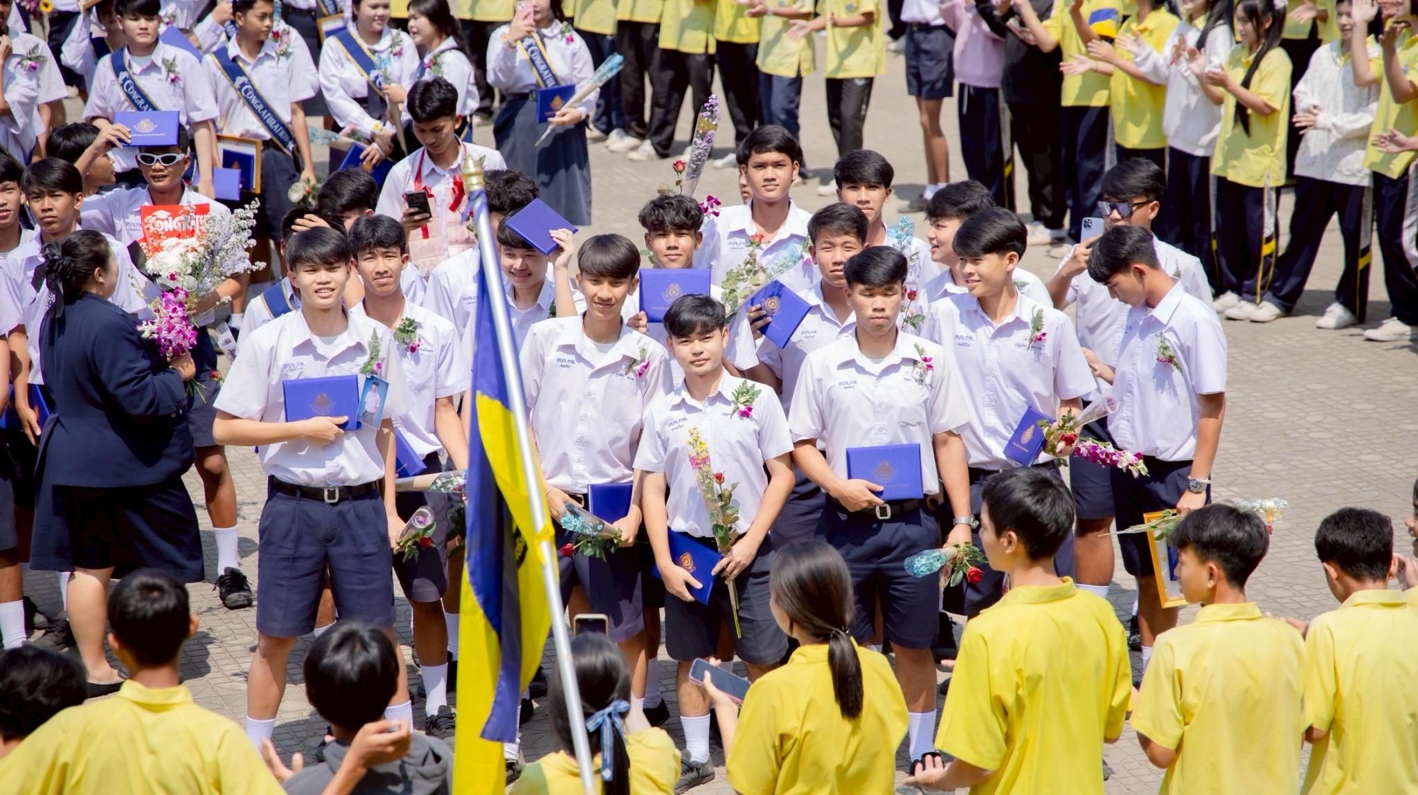 4. พิธีมอบประกาศนียบัตร และปัจฉิมนิเทศนักเรียน ปีการศึกษา 2568