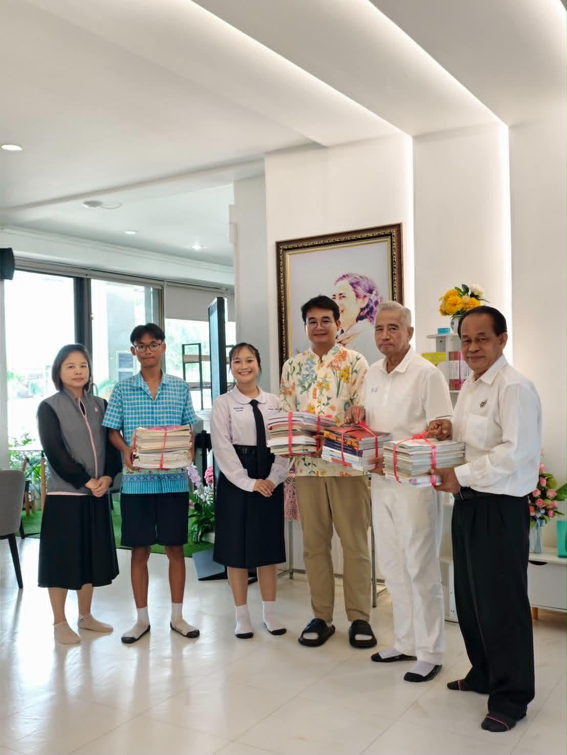 มอบหนังสือเตรียมสอบให้ห้องสมุด