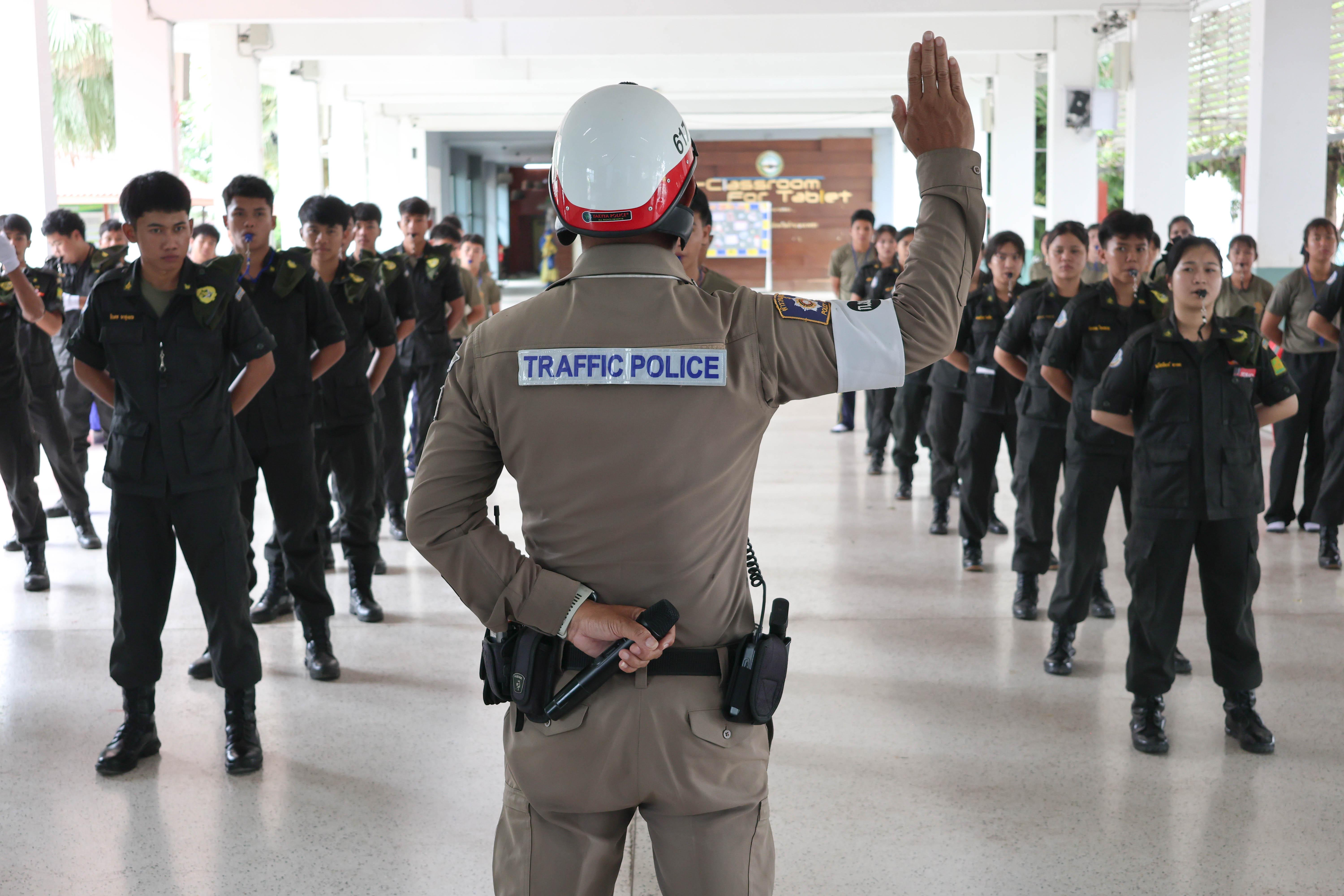 2. โครงการกิจกรรมพัฒนาผู้เรียน ระเบียบวินัยนักศึกษาวิชาทหาร (อบรมทักษะการเป็นผู้อำนวยการจราจร)